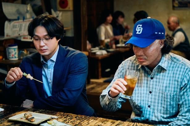 龍之介と埜本のお酒の席のシーンを切り取った場面写真 [c]2026「mentor」製作委員会