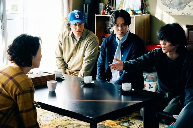 【写真を見る】磯村勇斗、末澤誠也、綾野剛のインタビューもあわせて公開！ [c]2026「mentor」製作委員会