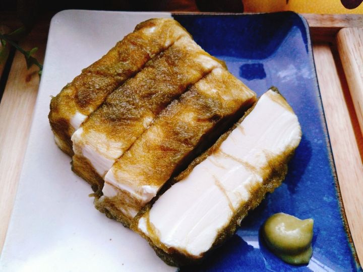 包みこんで1日中寝かしたら最高の1品に。豆腐のとろろ昆布締め