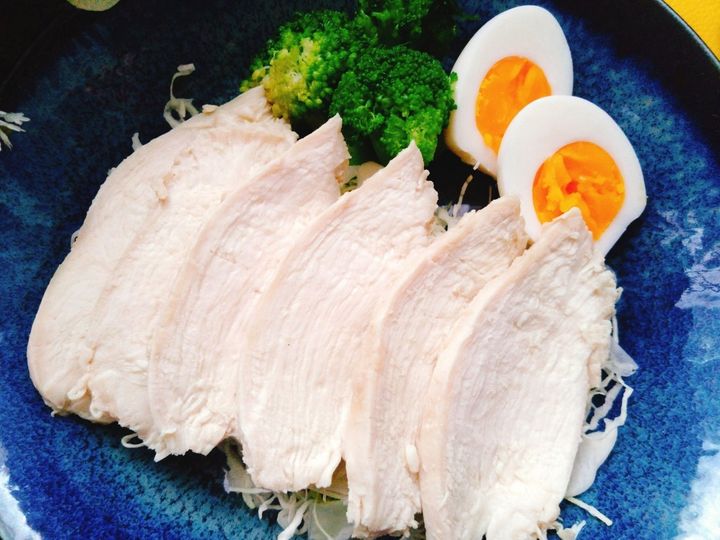 にんにくも効いてしっとり旨い。茹で汁と保存。しっとり茹で鶏にんにく風味