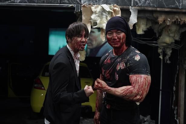 成宮寛貴、青木マッチョが体当たりで挑んだ死闘は必見！ [c]曽根圭介／講談社 [c]2026「藁にもすがる獣たち」製作委員会