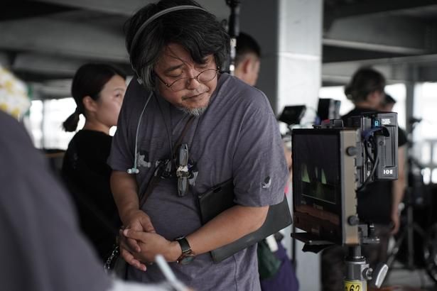 本作でメガホンをとった城定秀夫監督。今回の撮影アイデアはどこから？ [c]曽根圭介／講談社 [c]2026「藁にもすがる獣たち」製作委員会