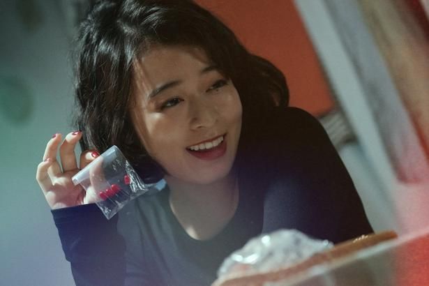森七菜がこれまでのイメージを覆す悪女を演じる [c]曽根圭介／講談社 [c]2026「藁にもすがる獣たち」製作委員会