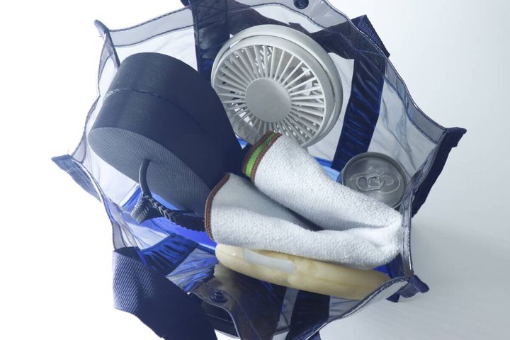 ビニールバッグに夏のお出かけグッズがたっぷり収納されている