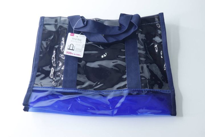 黒と青のビニールバッグが正面に置かれ、商品タグが見える