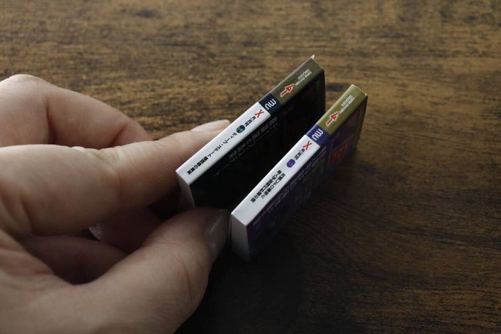 手のひらに乗せた黒と紫の『ムー ミニブックノート』の背表紙を横から撮影