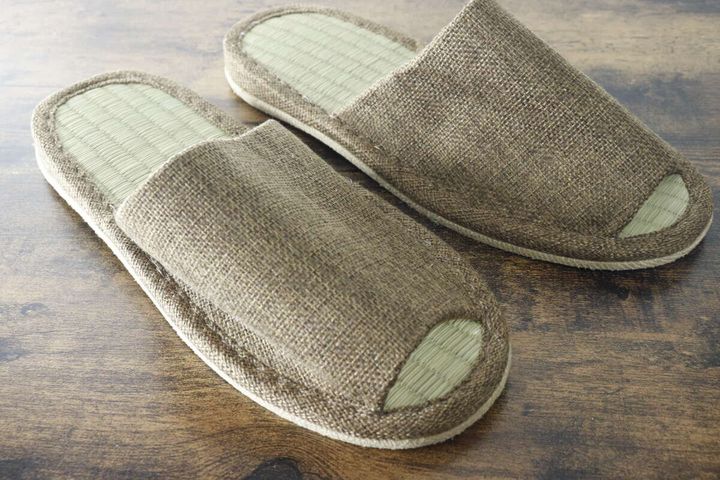 茶色のい草スリッパが2足、斜め上から置かれている様子