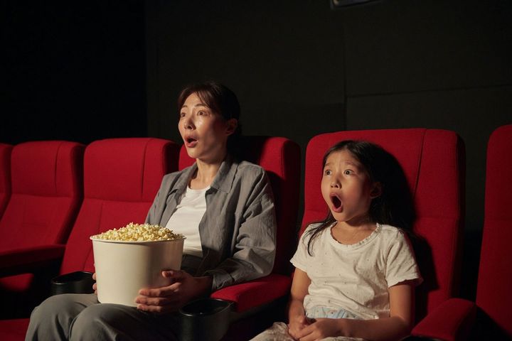 映画館で絶句する親子（※画像はイメージです）