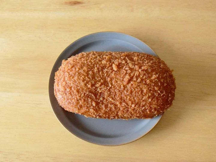 形は楕円型で、先に紹介した店内調理のカレーパン2種類と比べると、表面の衣がやや厚め。