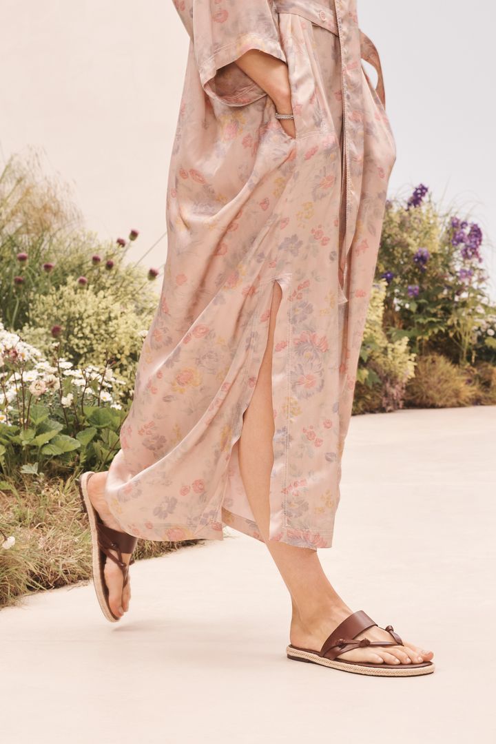 ZARA SRPLS FLWRS 花柄ドレスの裾とサンダル