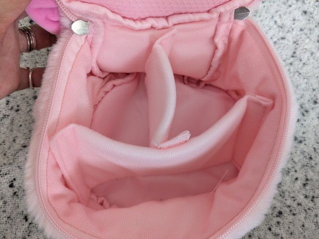 バニティポーチ内側の取り外しできる仕切りを見せた写真