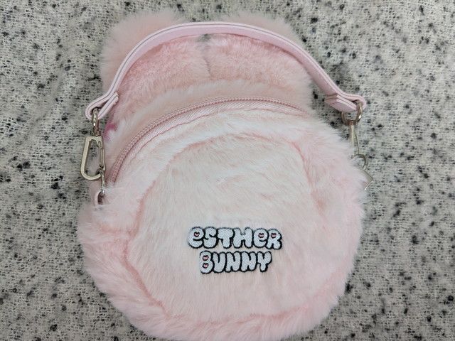 フェイスポーチ裏面のESTHER BUNNYロゴ刺しゅうと合皮の持ち手部分の写真