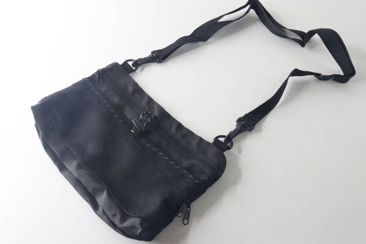 黒いショルダーバッグが斜め上から撮影され全体が見える