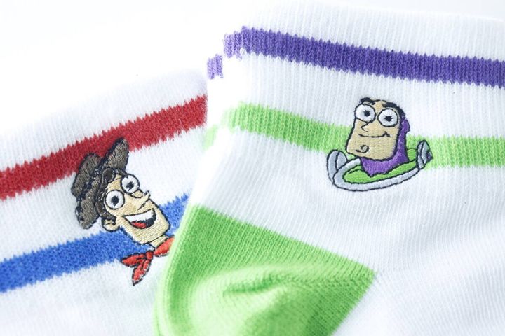 ウッディとバズのキャラクター刺繍のクローズアップ