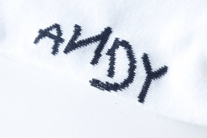靴下の足裏に刺繍された「ANDY」のサイン