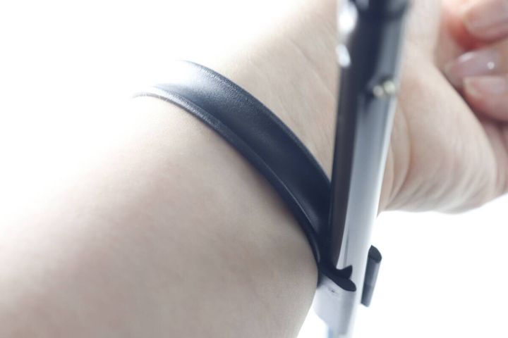 傘を差した状態で傘ハンドルホルダーを腕に引っ掛け、両手を空けている手元