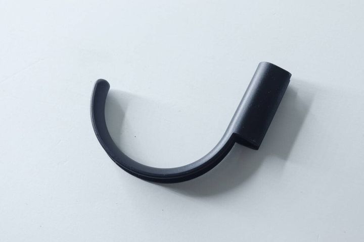 黒い傘ハンドルホルダー本体を白背景で上から撮影した様子