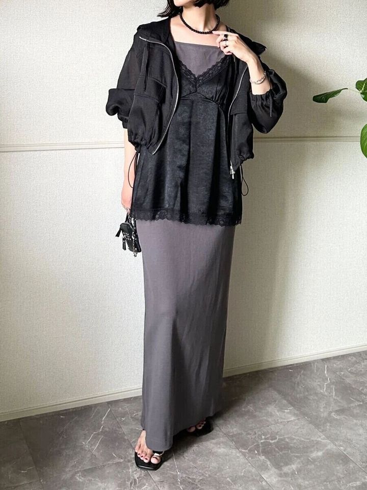 グレーのIラインワンピースに黒いサテンキャミソールを重ね着した女性の全身コーデ