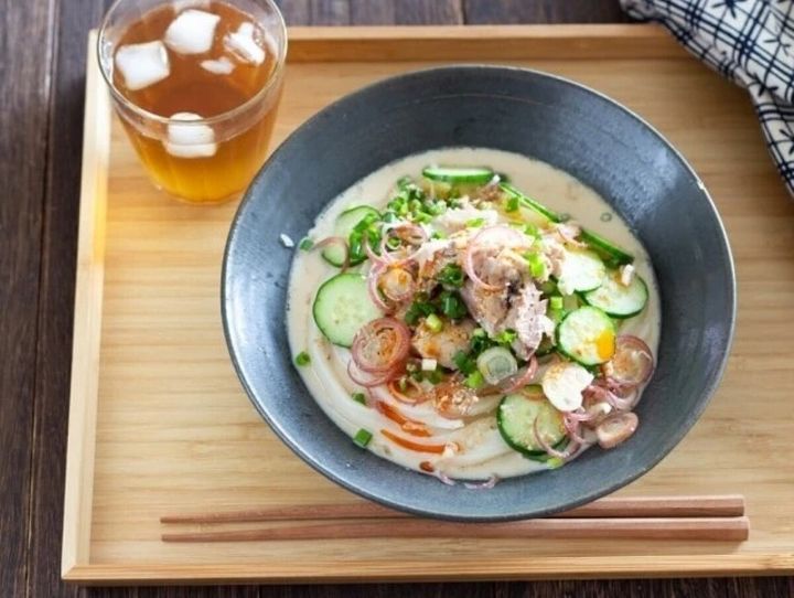 豆乳つゆにきゅうりやサバ缶が乗った冷やしうどん