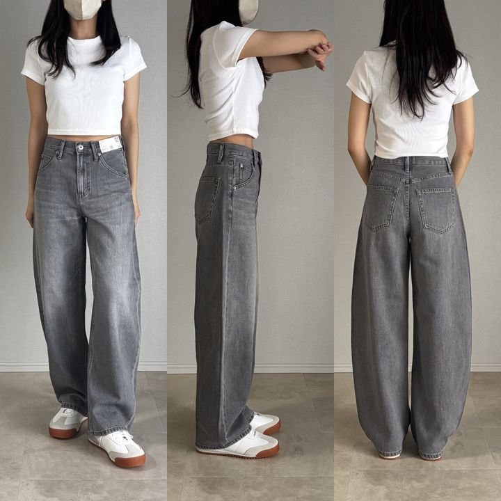 白いミニTとグレーデニムを着用した女性の全身3方向