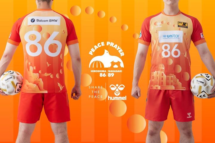 画像1: hummel、2026年ピースユニフォームを発表！8月7日の「Balcom BMW PEACE MATCH」で広島県・長崎県のU-15選抜が着用