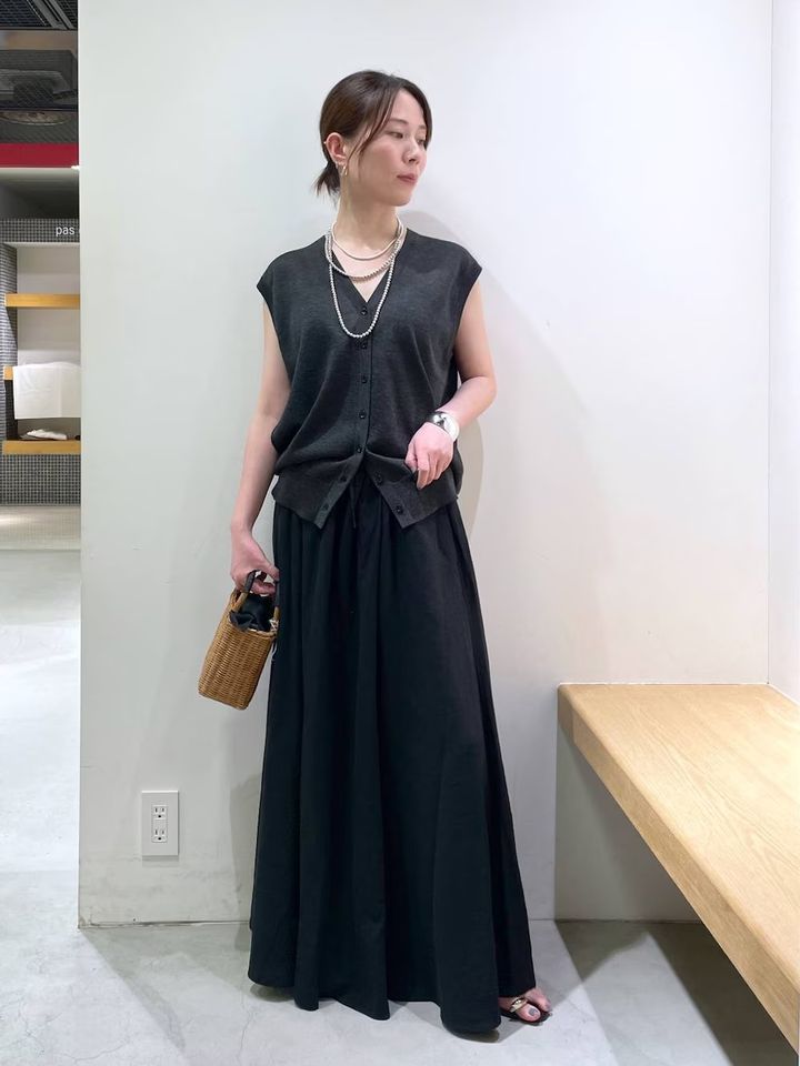 ニットベストの下ボタンを開けて脚長に