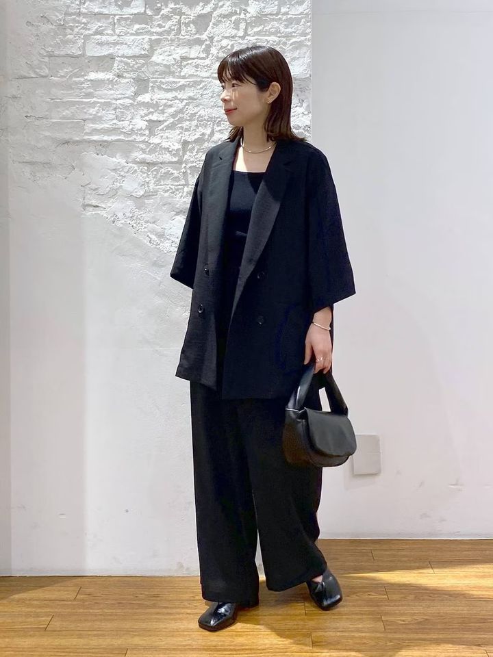 今年トレンドの半袖ジャケットでかっちりと