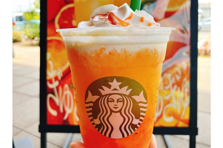 ぎゅぎゅっと オレンジ ＆ マンゴー フラペチーノ／（Tallサイズのみ）テイクアウト：707、イートイン：￥720（税込み）