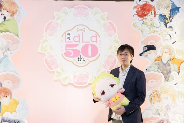 平岡編集長『学園ベビーシッターズ』のキャラクター鹿島虎太郎（通称こた）のぬいぐるみとともに。