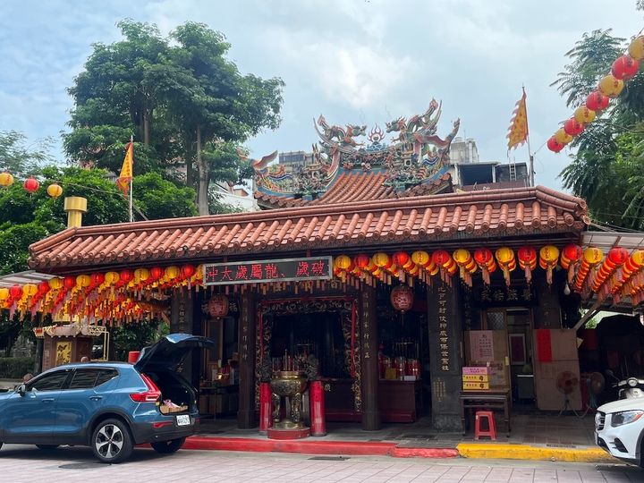 「大稻埕慈聖宮」。その周辺には屋台街が広がり、台湾らしい魅力を感じられる場所のひとつ
