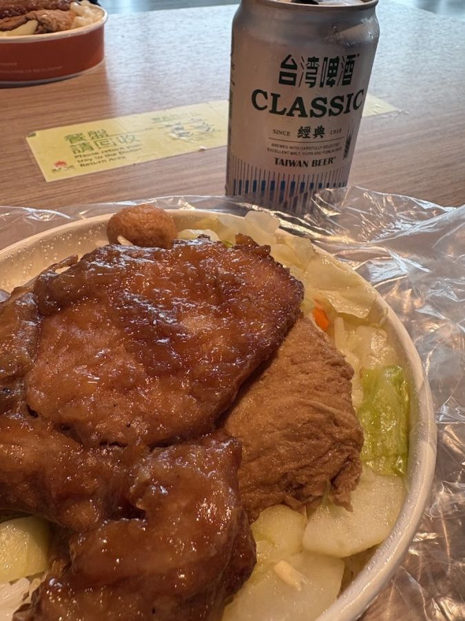 台北駅で買った台鐵便當と台湾ビール。空港でゆっくり味わえば、旅の締めにもぴったり
