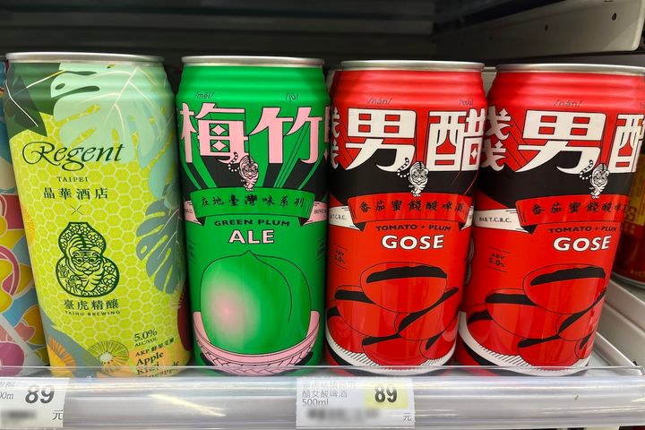 コンビニで臺虎精釀（タイフーブルーイング）のビールやサワーなどを調達。パッケージ買いするのも楽しい