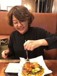 編集者・鈴木めぐみさん。食と酒は旅先でも外せないテーマなのだとか