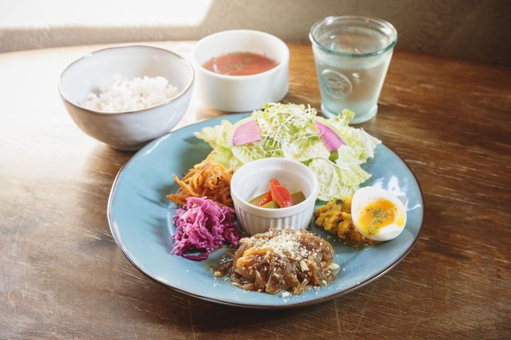 「焼きハンバーグのサラダプレート」1880円