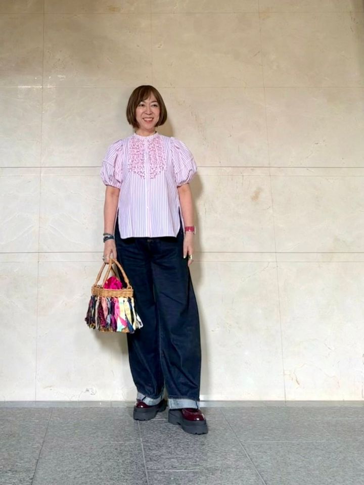 ブラウス：MARILYN MOON、デニムパンツ：edition、靴：UNDERCOVER、バッグ：SUTAKO369