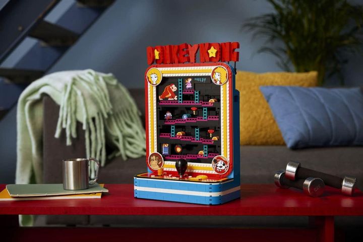 「ドンキーコング」を組み立てて飾って、プレイして楽しめる