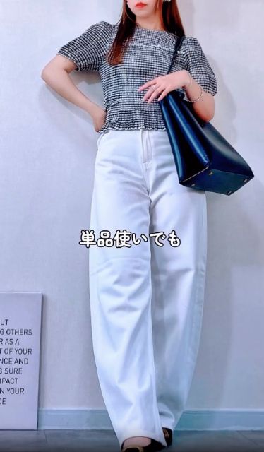 シャーリングボリュームスリーブTを着たコーデ