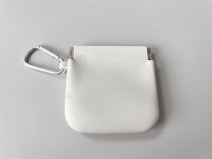 外出先でのゴミ問題を解決してくれる3COINSの「ポータブルゴミ箱」。片手で開くバネ口やシリコーン素材が魅力です。外出時のゴミ入れとしてはもちろん、“じゃない使い方”など便利な活用アイデアもご紹介します。