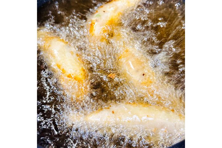 作り方はとてもシンプルで、170度の油で揚げるだけ