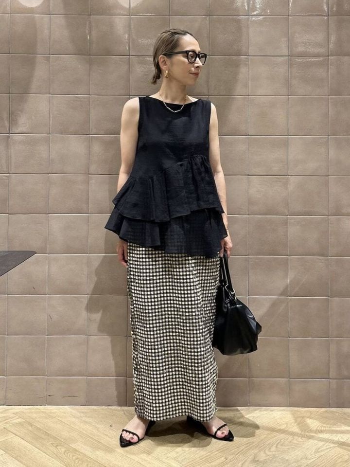 フリルを黒で楽しむ。大人の甘辛スタイル