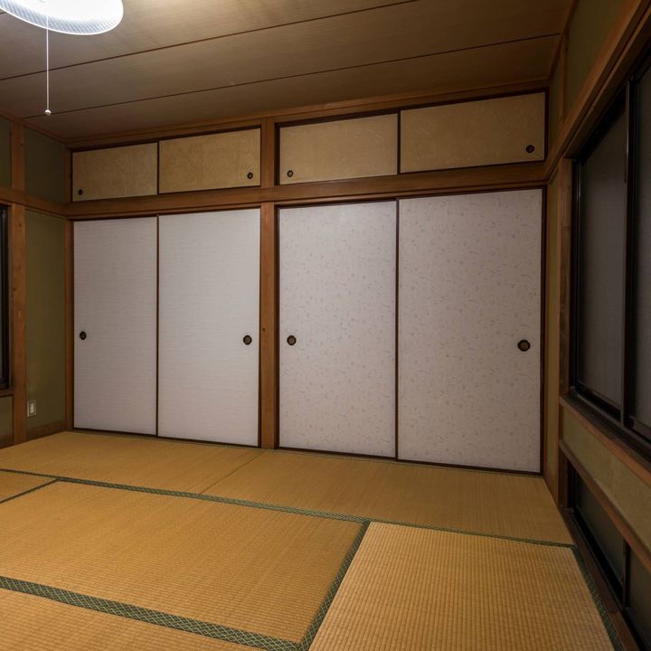左右に窓があり、正面に襖と天袋が並ぶ広い和室。