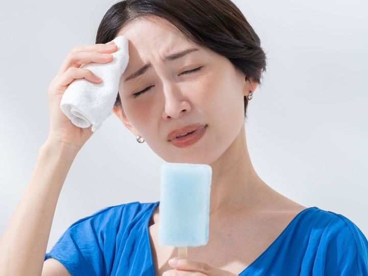 【医師が回答】アイスやかき氷で頭がキーンとする「アイスクリーム頭痛」。「病気じゃないから平気」と思っていませんか？ 実は見分け方を誤ると、危険な頭痛を見逃してしまうこともあります。正しい知識と予防法を医師が解説します。（※画像：Shutterstock.com）