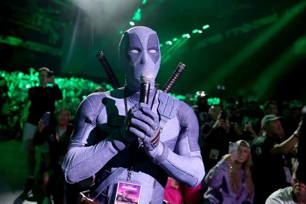 【写真を見る】ライアン・レイノルズ演じるデッドプールが客席からサプライズ登場 [c]2026 MARVEL