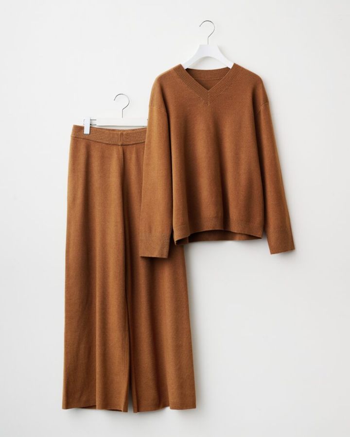 ユニクロ ウォッシャブルニットVネックセーター ￥2,990 ウォッシャブルニットパンツ ￥2,990