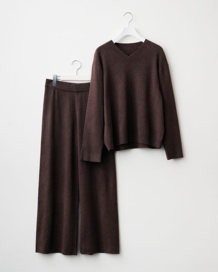 ユニクロ ウォッシャブルニットVネックセーター ￥2,990 ウォッシャブルニットパンツ ￥2,990