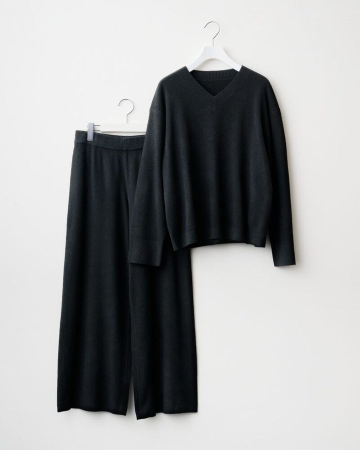 ユニクロ ウォッシャブルニットVネックセーター ￥2,990 ウォッシャブルニットパンツ ￥2,990