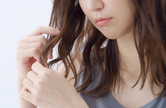 髪を触る女性