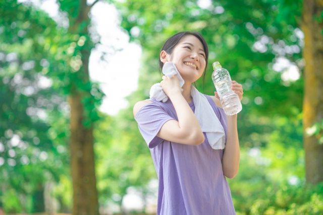 水を飲む女性