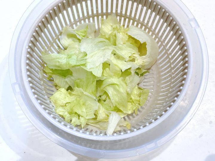 手順1．レタスをちぎってよく洗う