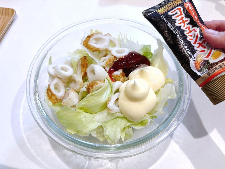 手順2．ボウルにレタスとちくわを入れ、調味料で和える
